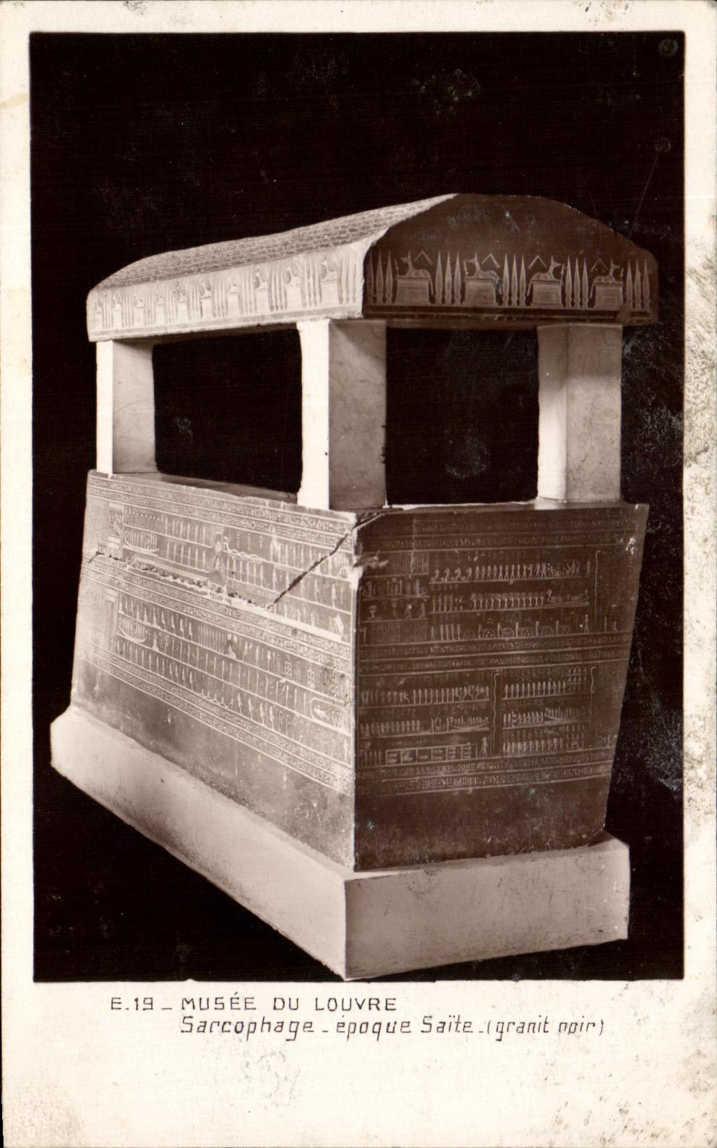 Sarcophage — époque Saïte — granit noir — Musée du Louvre
