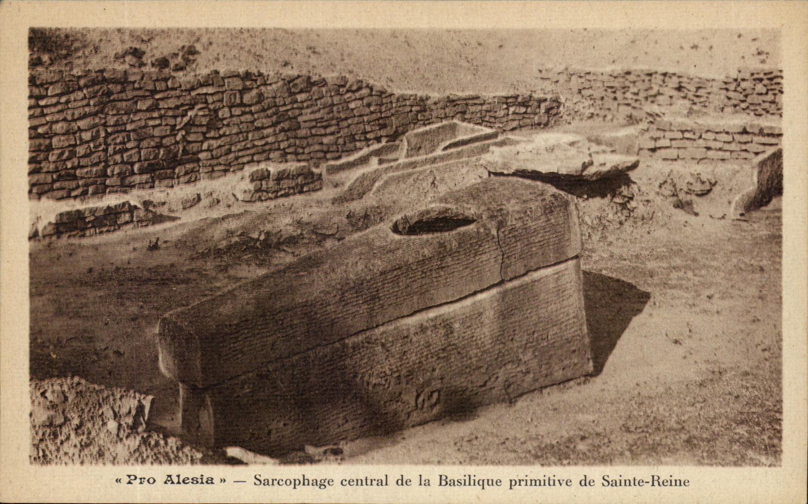 Pro Alesia — Sarcophage central de la Basilique primitive de Sainte-Reine