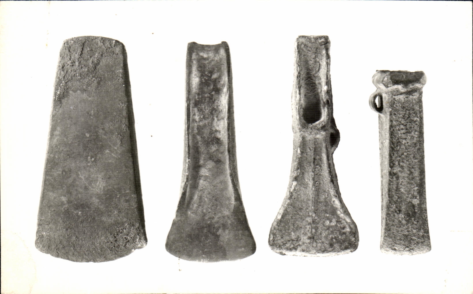 CPA Age Du Bronze Les Quatre Principaux Types De Haches Trouvees En France