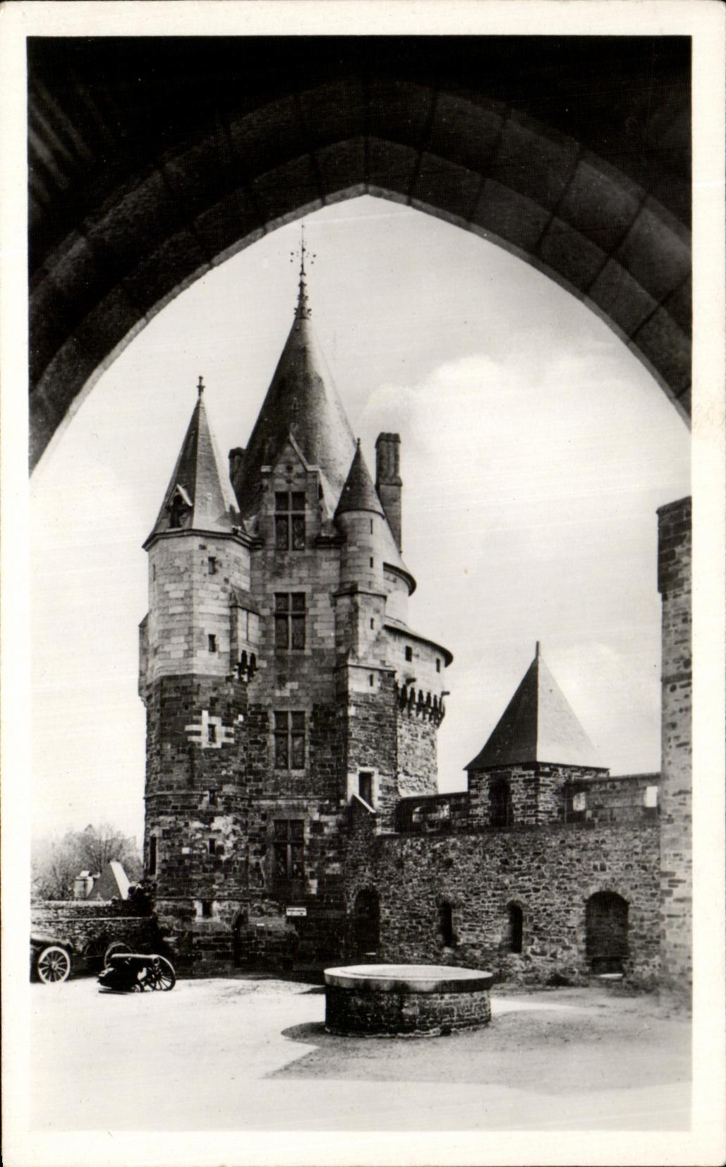 Vitré (Il-et-V.) — La Tour Saint-Laurent vue de la Cour intérieure du Château — Édition d'Art France, Caen