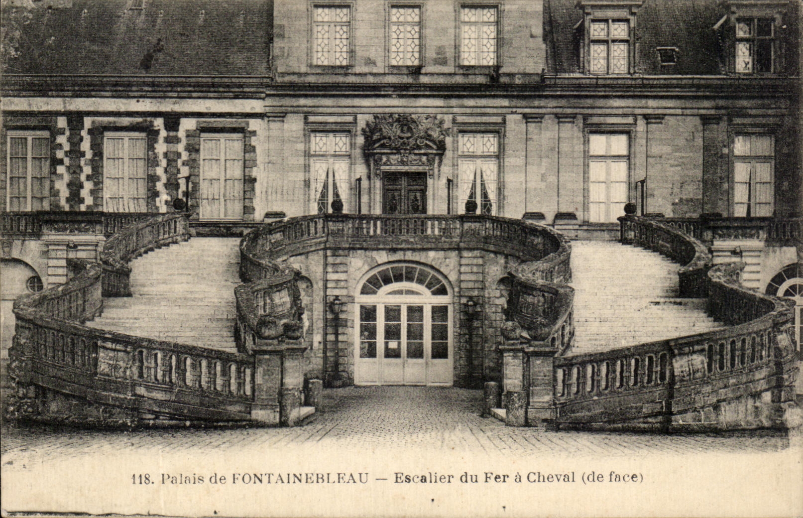 Palais de FONTAINEBLEAU — Escalier du Fer à Cheval (vom Vorderen) — Serie 118