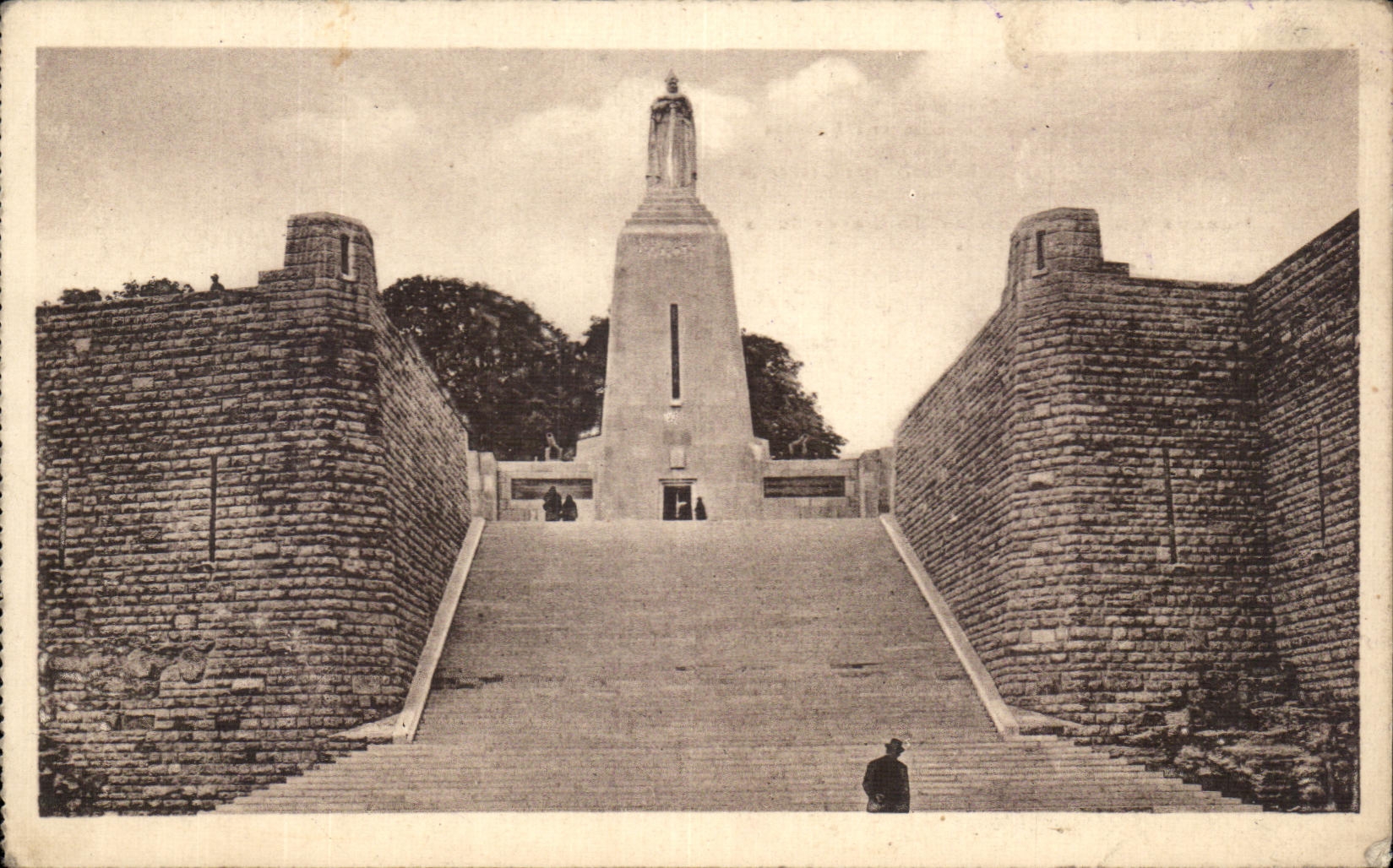 Monument à la Victoire et aux Soldats de Verdun — œuvre de M. Léon Chesnay, architecte et Jean Boucher, statuaire — n° 440