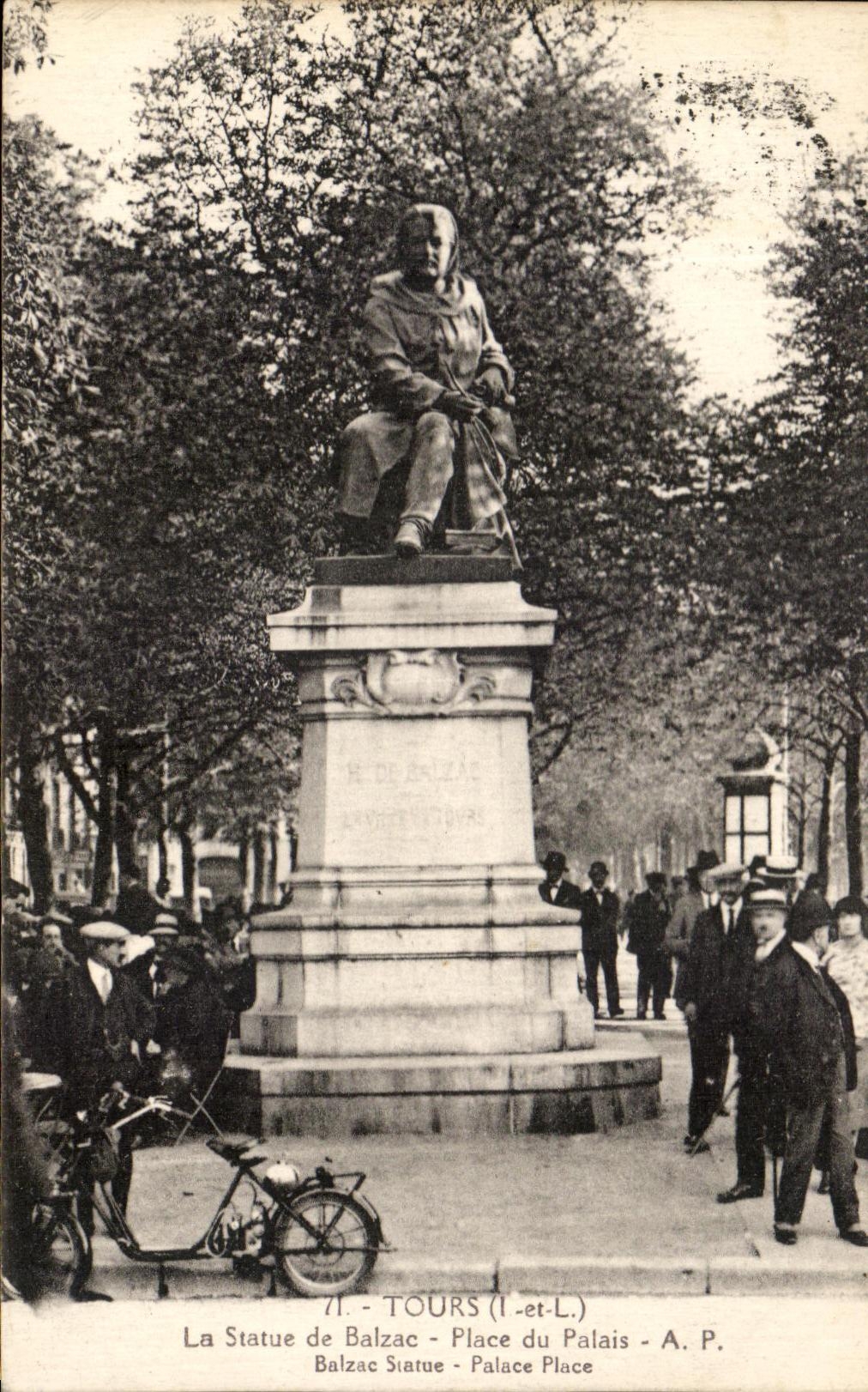 CPA Tours La Statue de Blazac Place du Palais Moto 