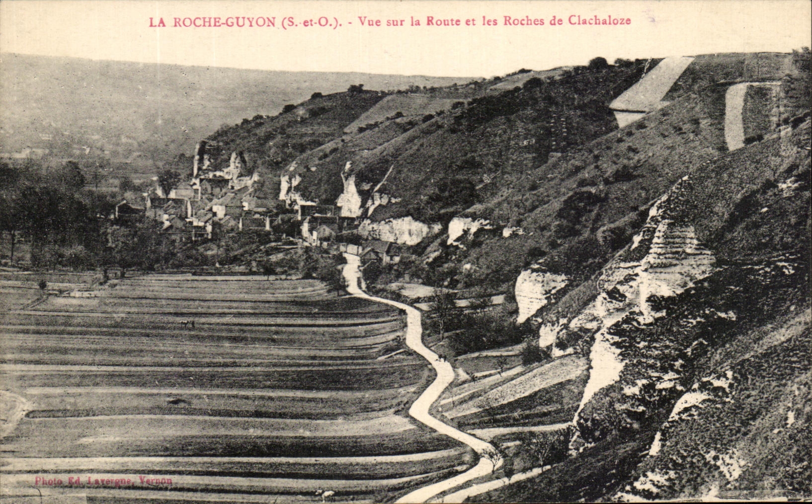 CPA La Roche Guyon Vue sur la Route et les Roches de Clachaloze