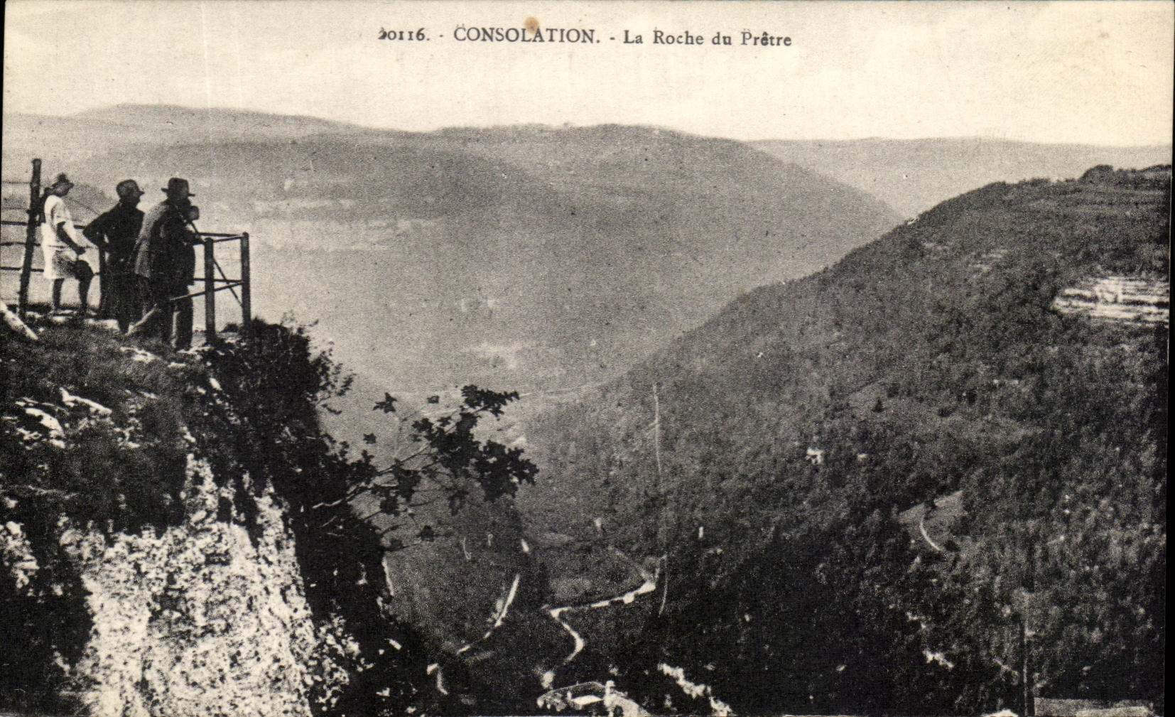 Consolation - La Roche du Prêtre — vue panoramique depuis un promontoire avec trois personnes — éditeur non identifié