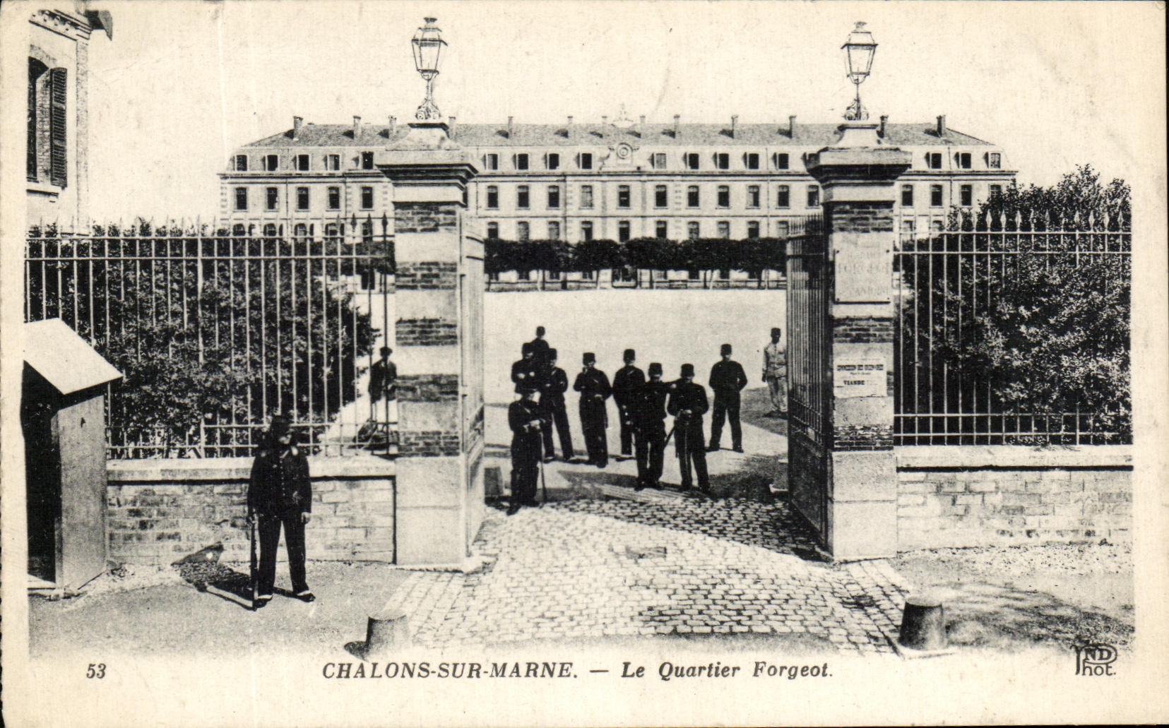 CPA Chalons Sur Marne Le Quartier Forgeot Militaria