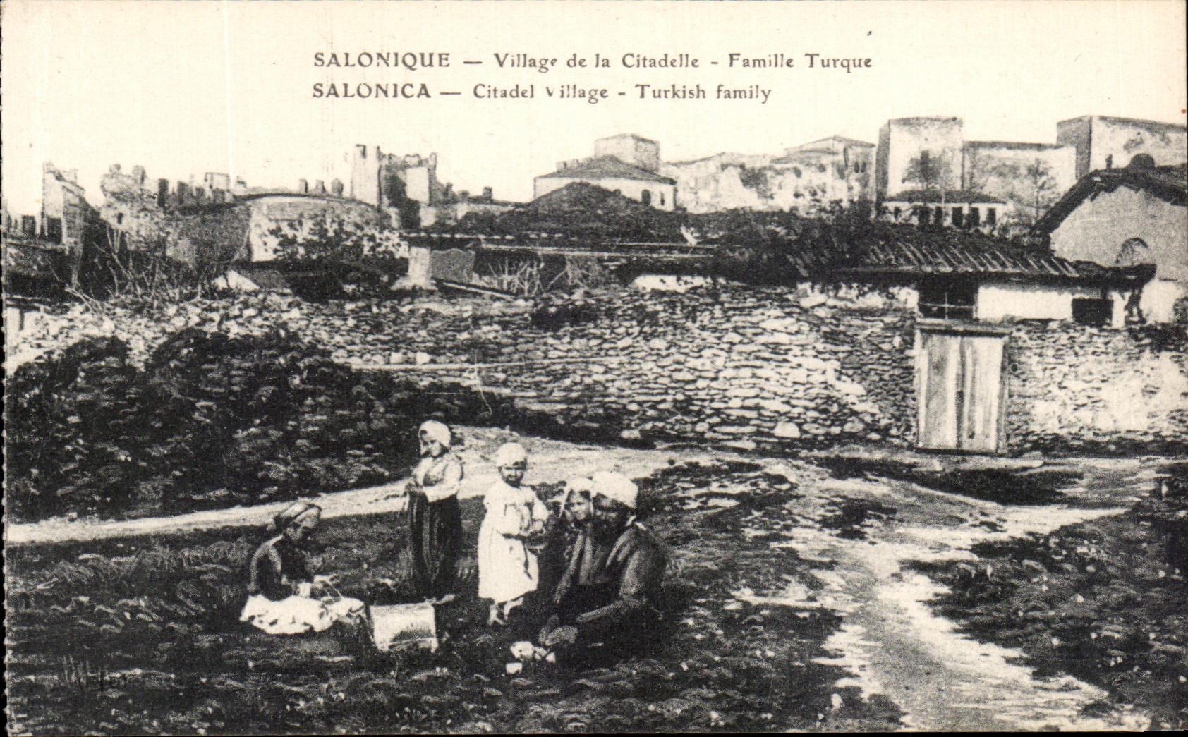 CPA Salonique Village de la Citadelle Famille turque Grece
