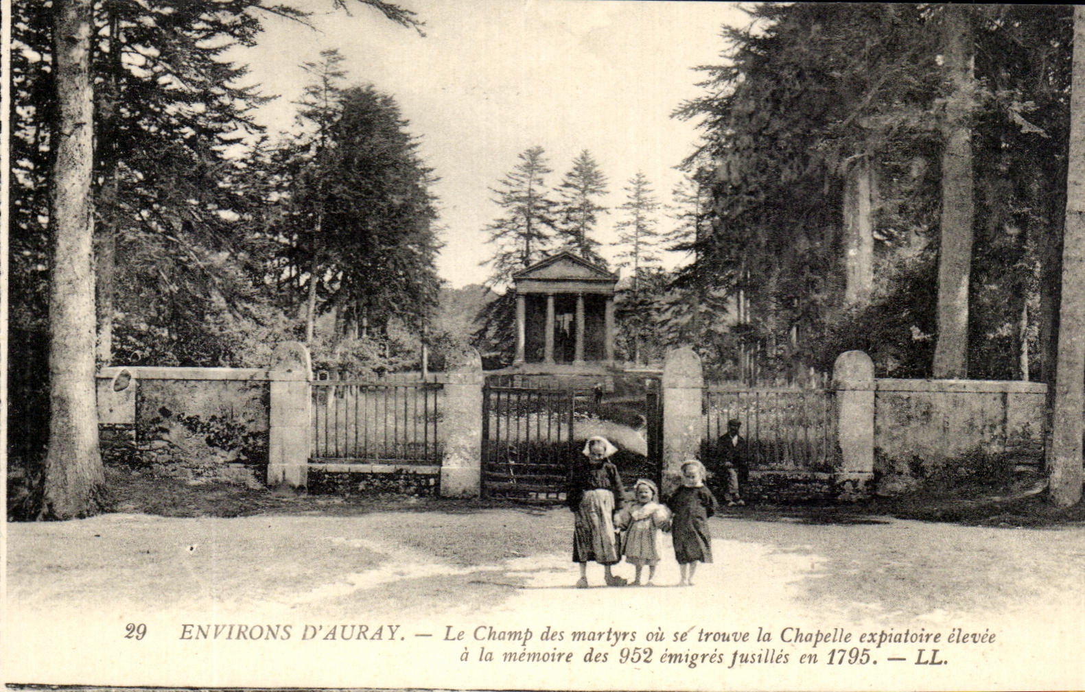 Environ d'Auray — Le Champ des martyrs où se trouve la chapelle expiatoire élevée à la mémoire des 952 émigrés fusillés en 1795 — LL