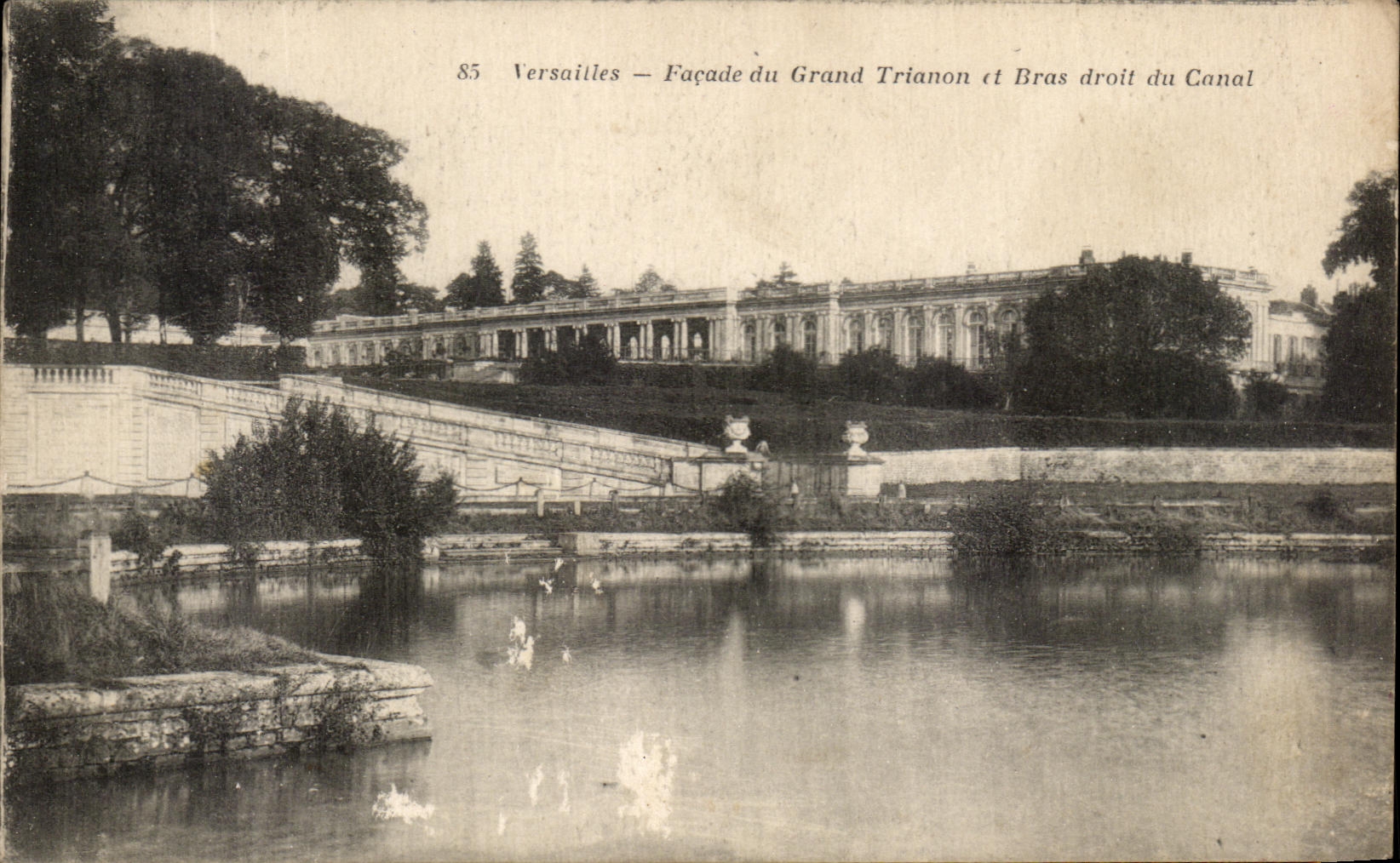 CPA Versailles Facade Du Grand Trianon Et Bras Droit Du Canal