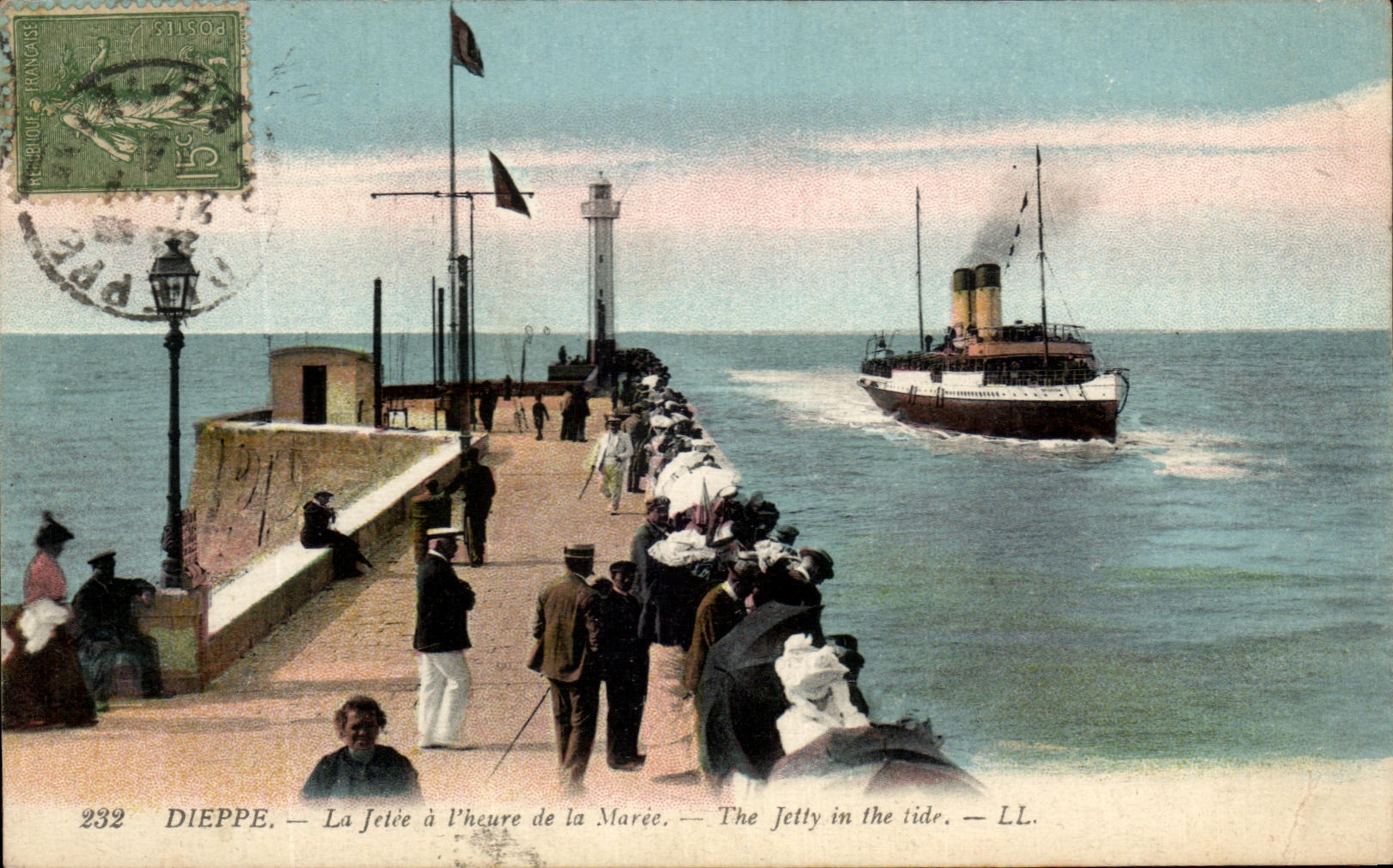 CPA Dieppe La Jetee a L'heure de la Maree Bateau 