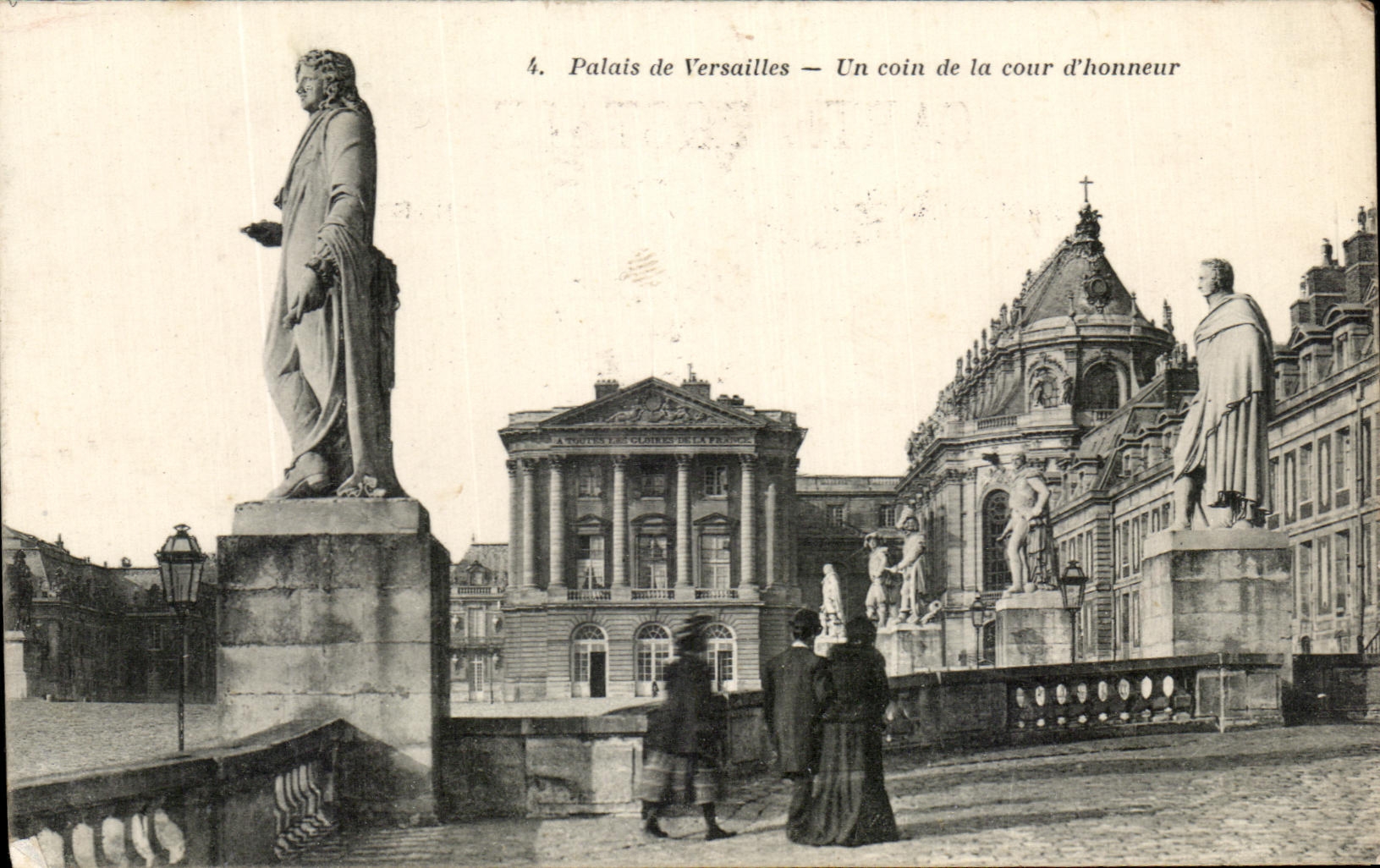 CPA Palais de Versailles Un coin de la Cour d'Honneur