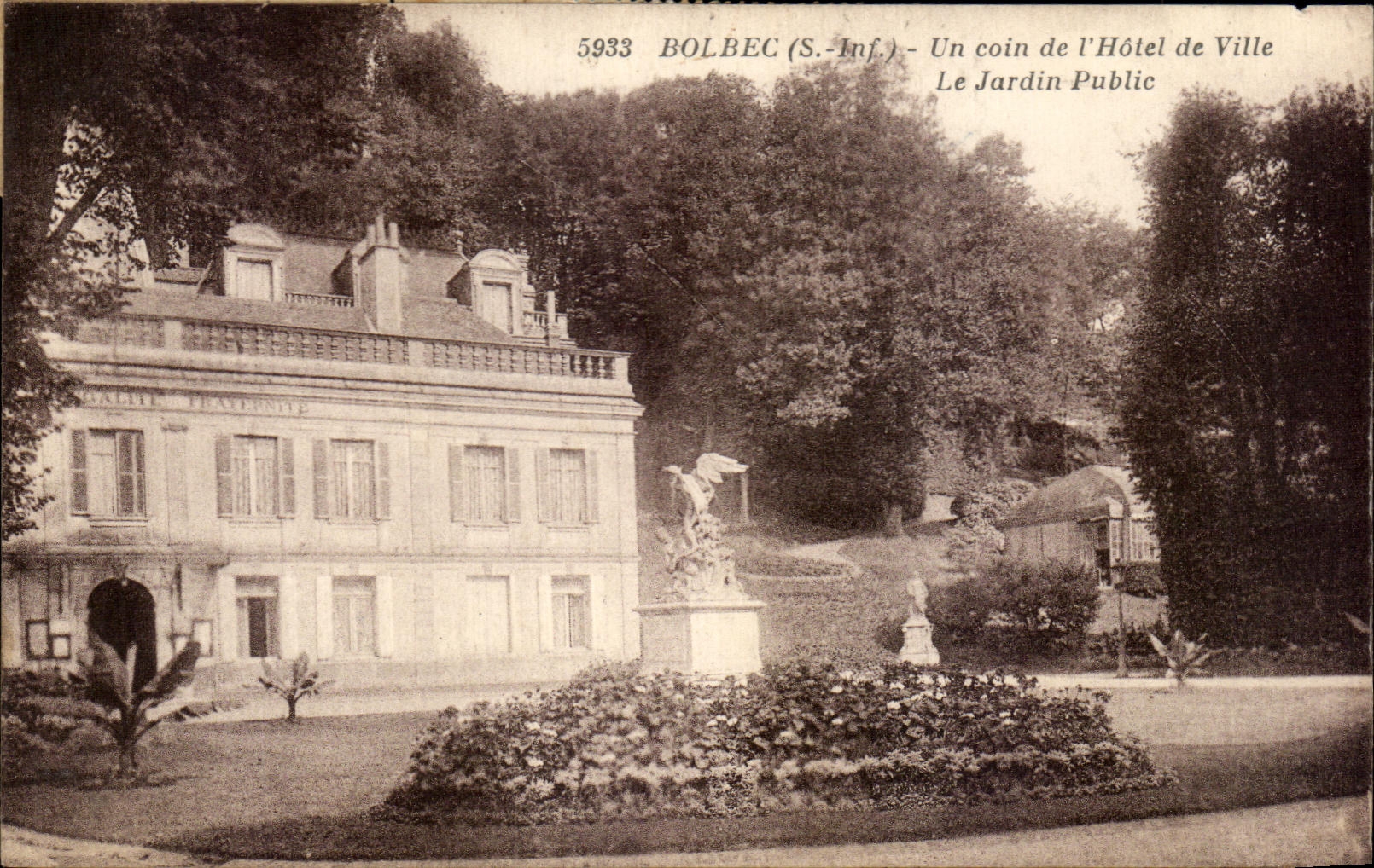 CPA Bolbec Un coin de l'Hotel de VIlle Le Jardin Public