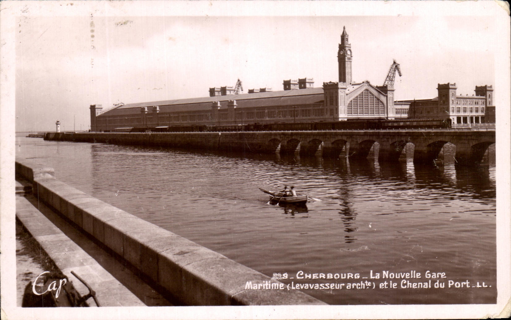 CPA Cherbourg La Nouvelle Gare Martime et le Chenal du Port