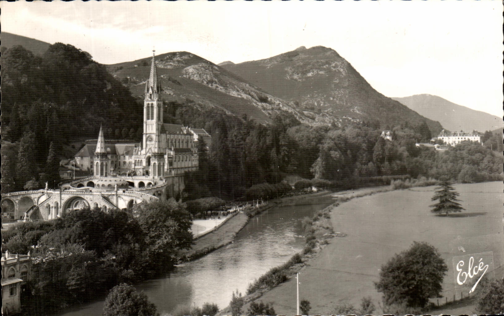 CPA Lourdes Le Gave et la Basilique