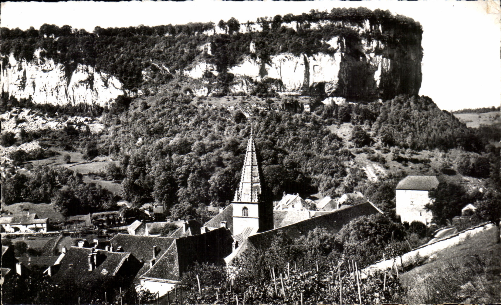 Baume-les-Messieurs — vue du village et de la falaise — Éditions de l'Est