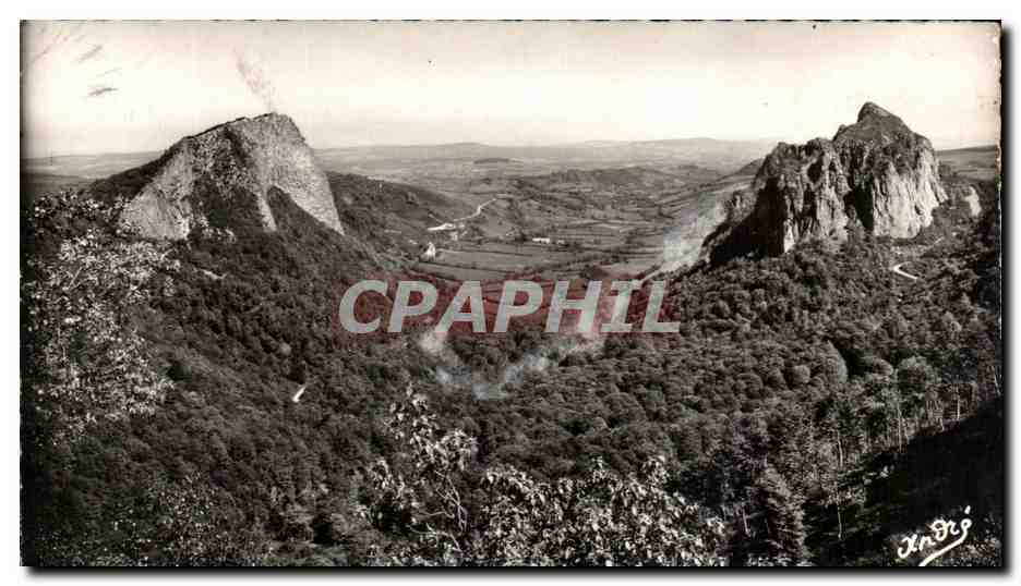 CPA Les Belles Francaises I'Auvergne Mont Dore Les roches Tuiliere et Sanadoire et la vallee de Rochefort 