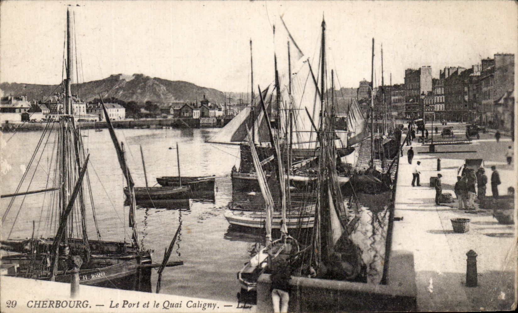 CPA Cherbourg Le Port et le Quai Caligny Bateaux