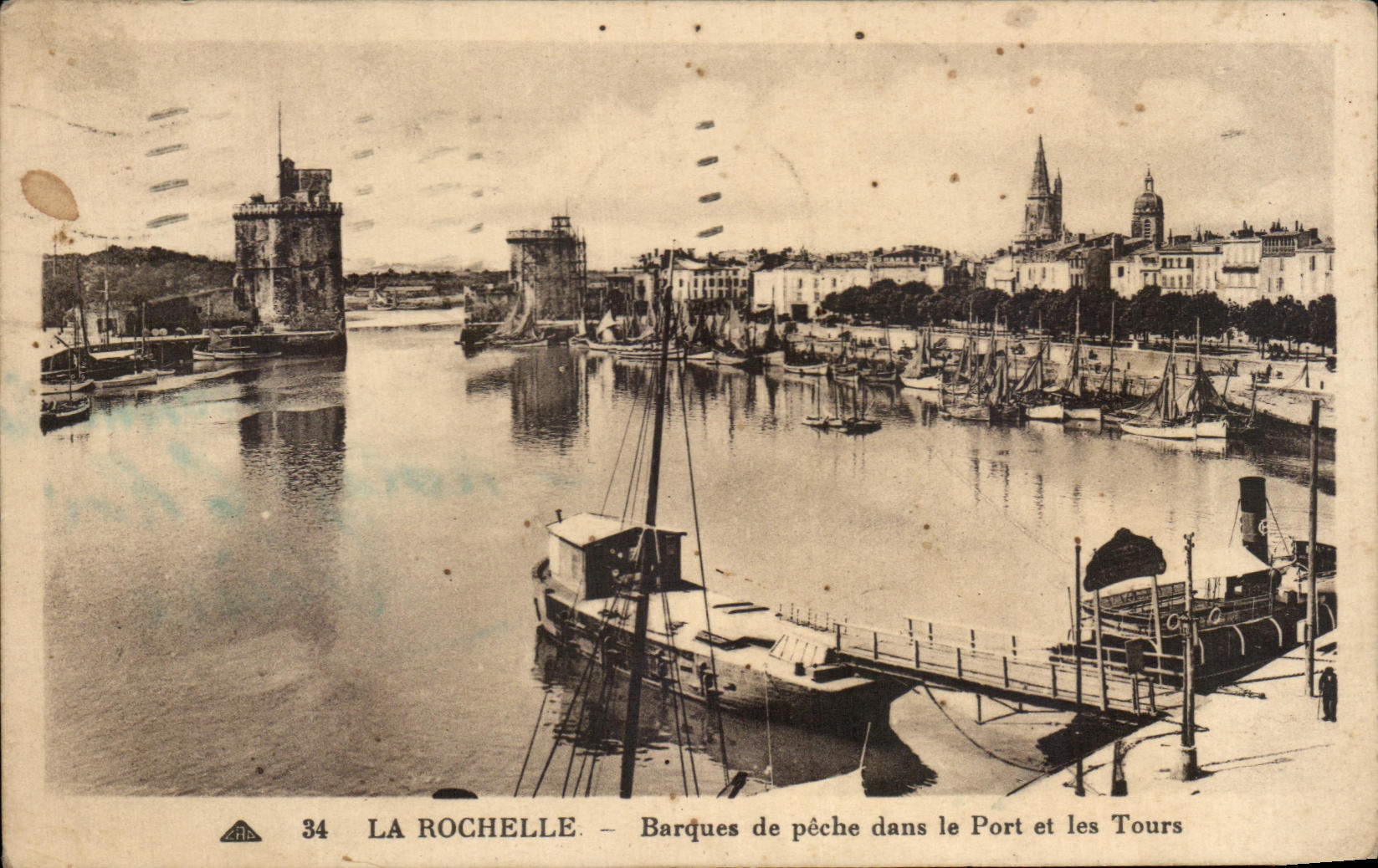 CPA La Rochelle Barques de peche dans le Port et les Tours Bateaux