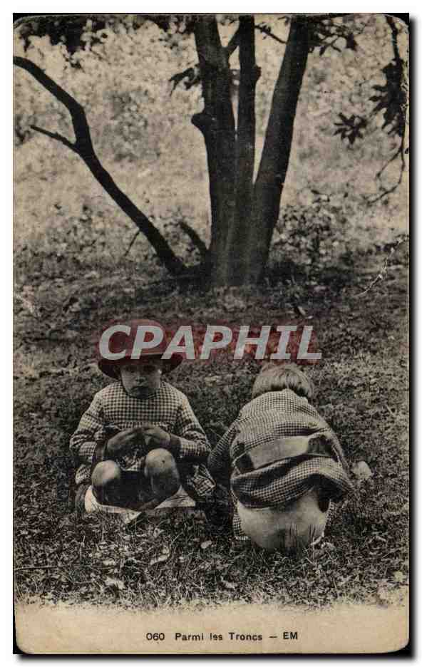CPA Parmi Les Troncs Enfants