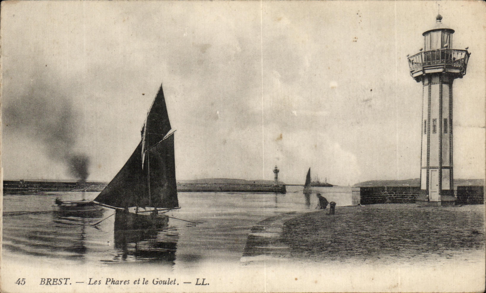 CPA Brest Les Phares Et Le Goulet Bateau