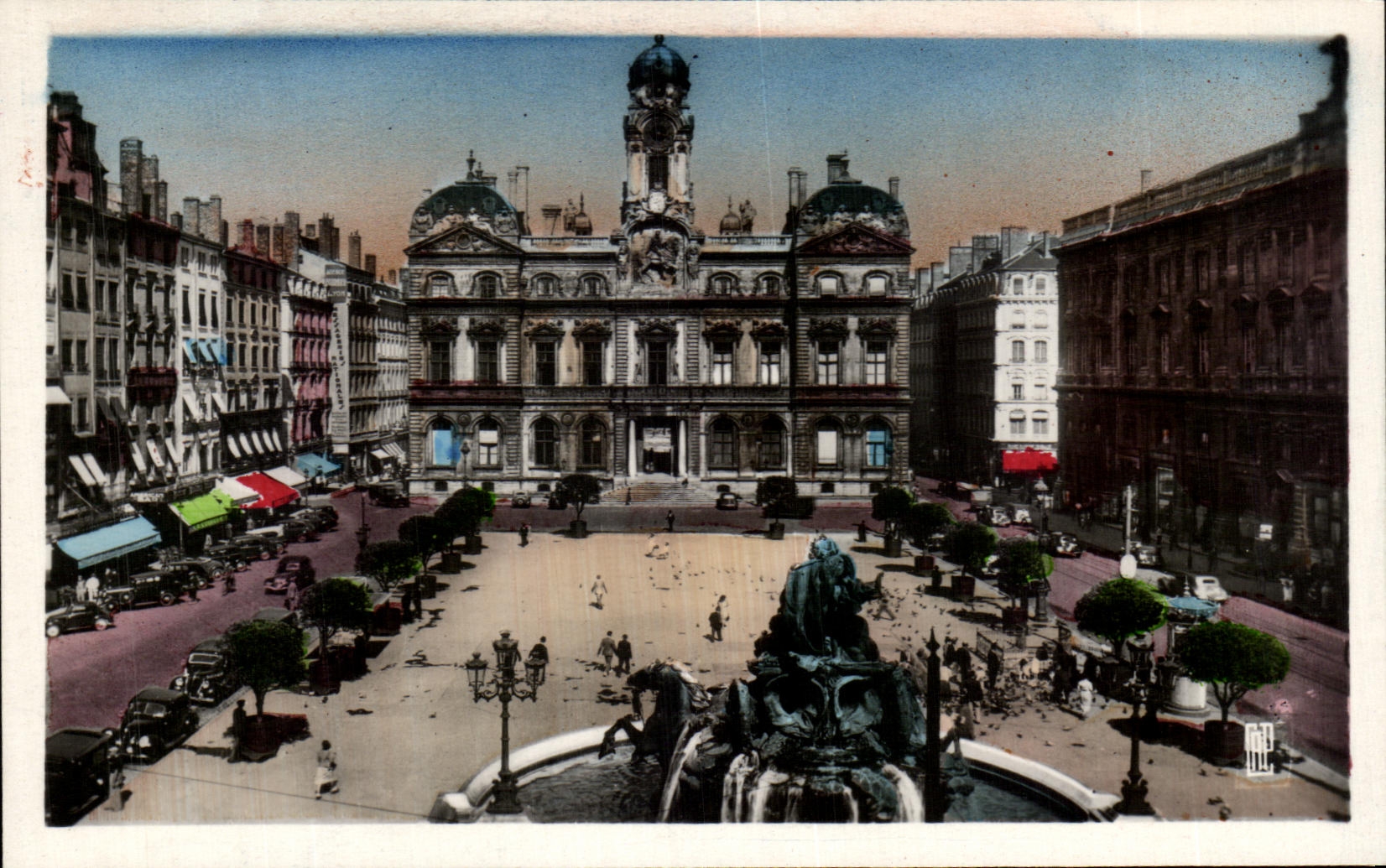 CPA Lyon Place des Terreaux L'Hotel De Ville Et Fontaine Bartholdi