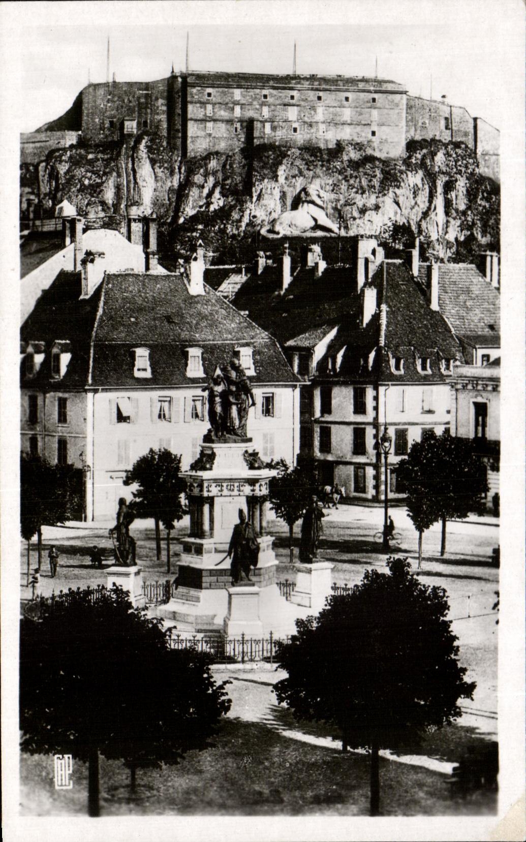 CPA Belfort Monument des Trois Sieges et le Chateau