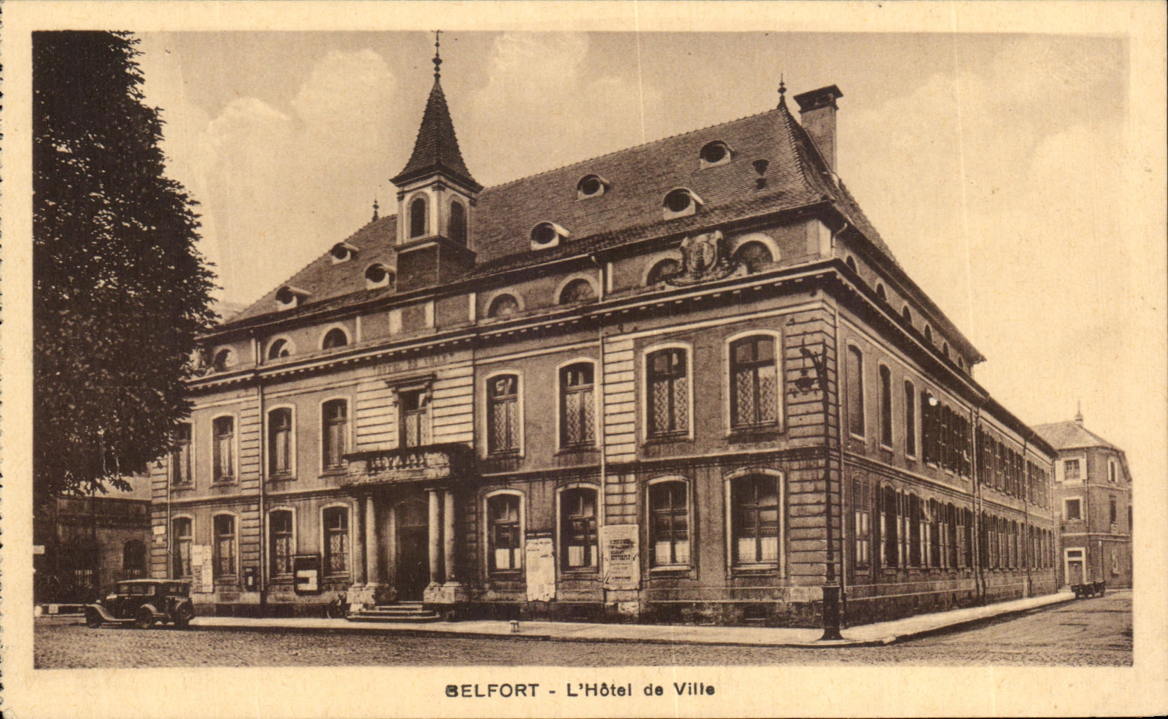 Belfort - L'Hôtel de Ville — vue de l'édifice avec voiture d'époque — éditeur non visible