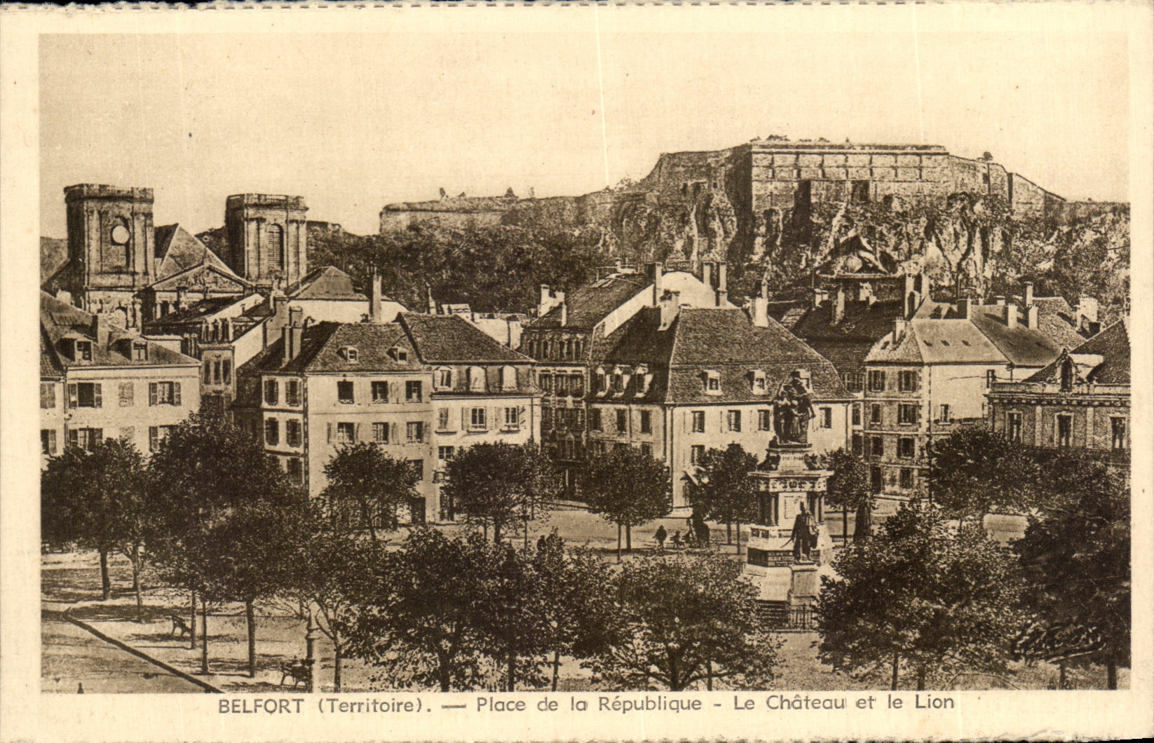 CPA Belfort Place de la Republique Le Chateau et le Lion