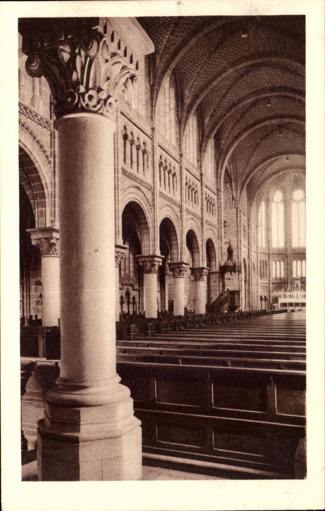 Église de Pont-de-Roide — vue sur la basse nef — Héliogravure M. Lézayer, Lyon