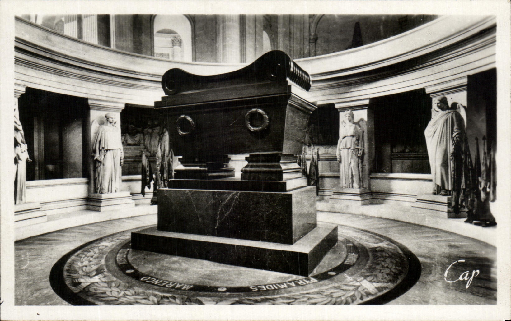 CPA Paris Les Invalides Le Tombeau de Napoleon 1er