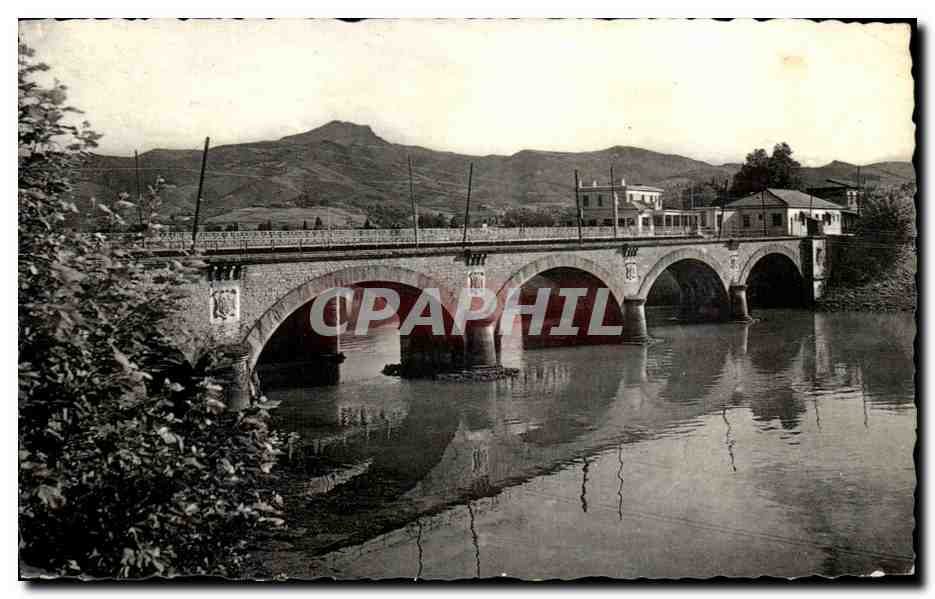 Pont sur un fleuve — montagnes en arrière-plan — éditeur CPAPHIL