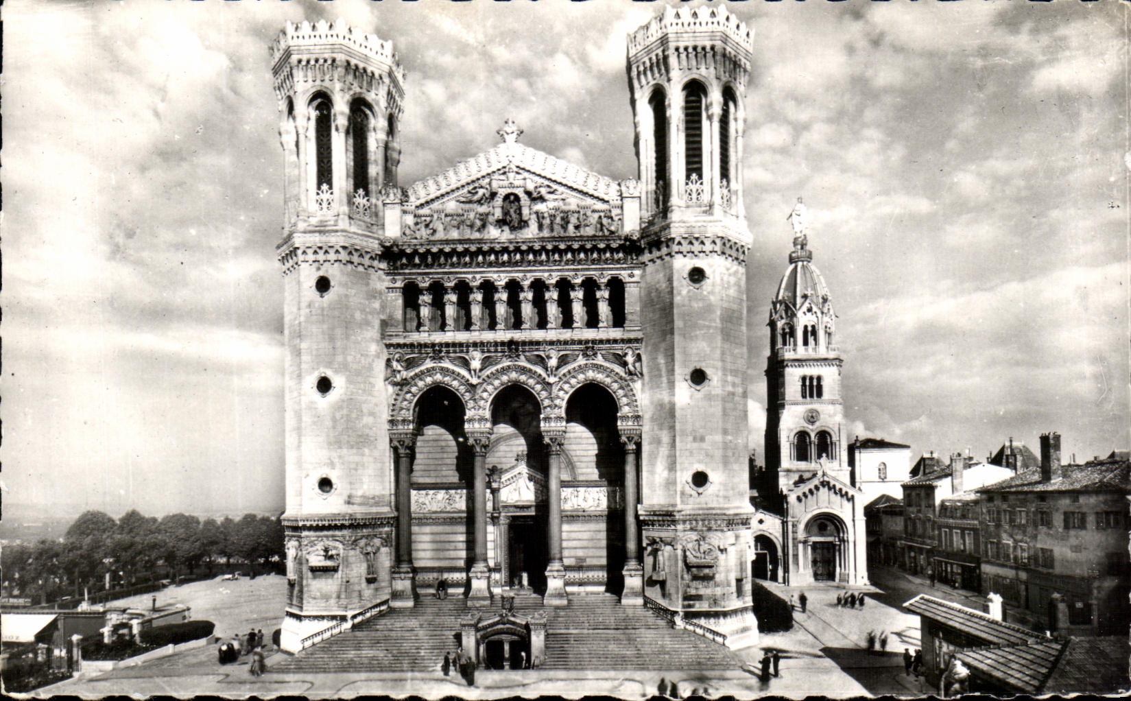 CPA Lyon Basilique Notre Dame de Fourviere la Facade 