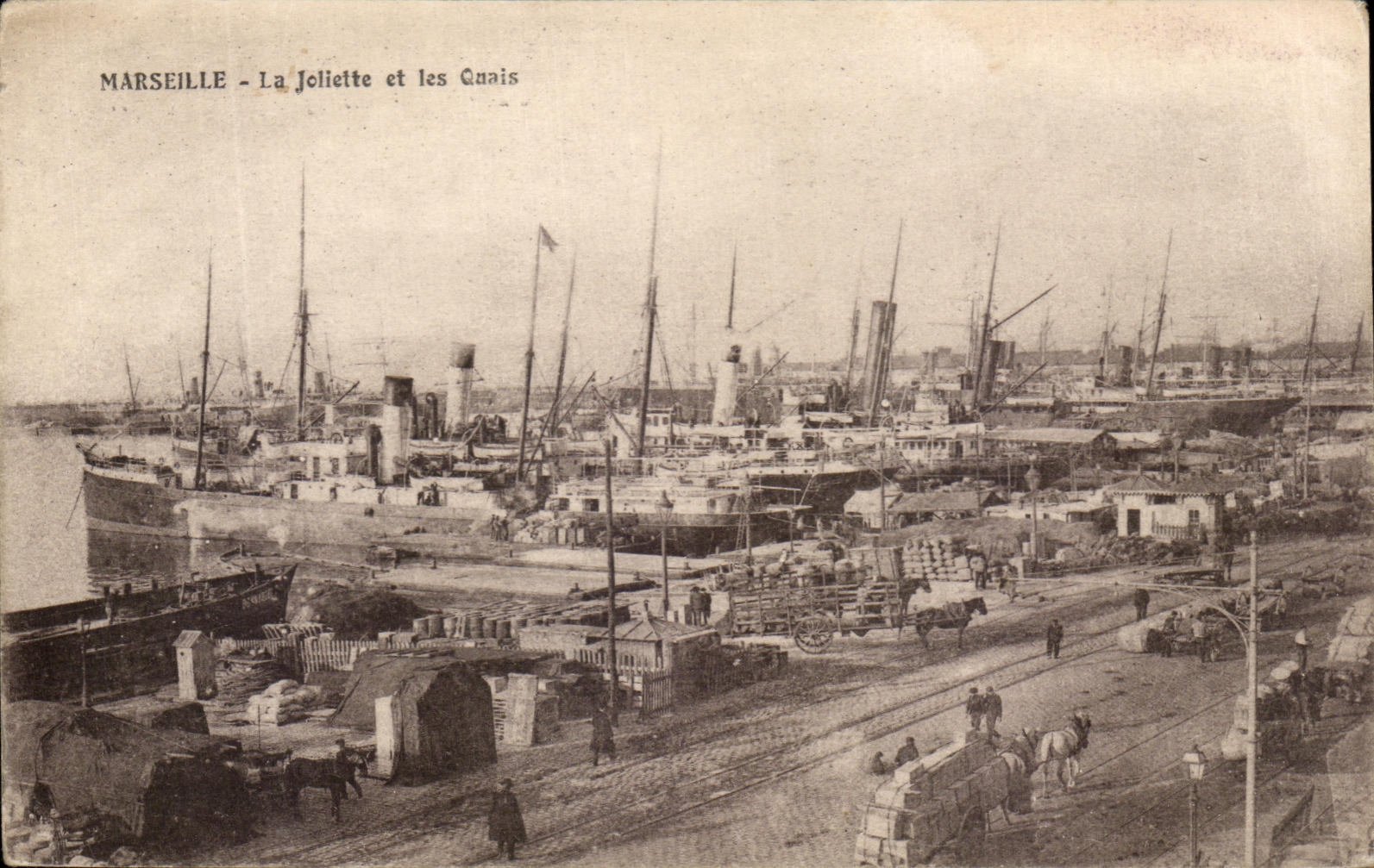 CPA Marseille La Joliette Et Les Quais Bateaux