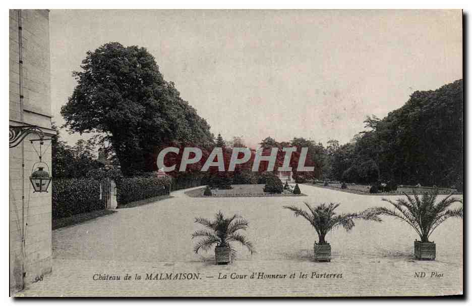 CPA Chateau De La Malmaison La Cour d'Honneur Et Les Parterres