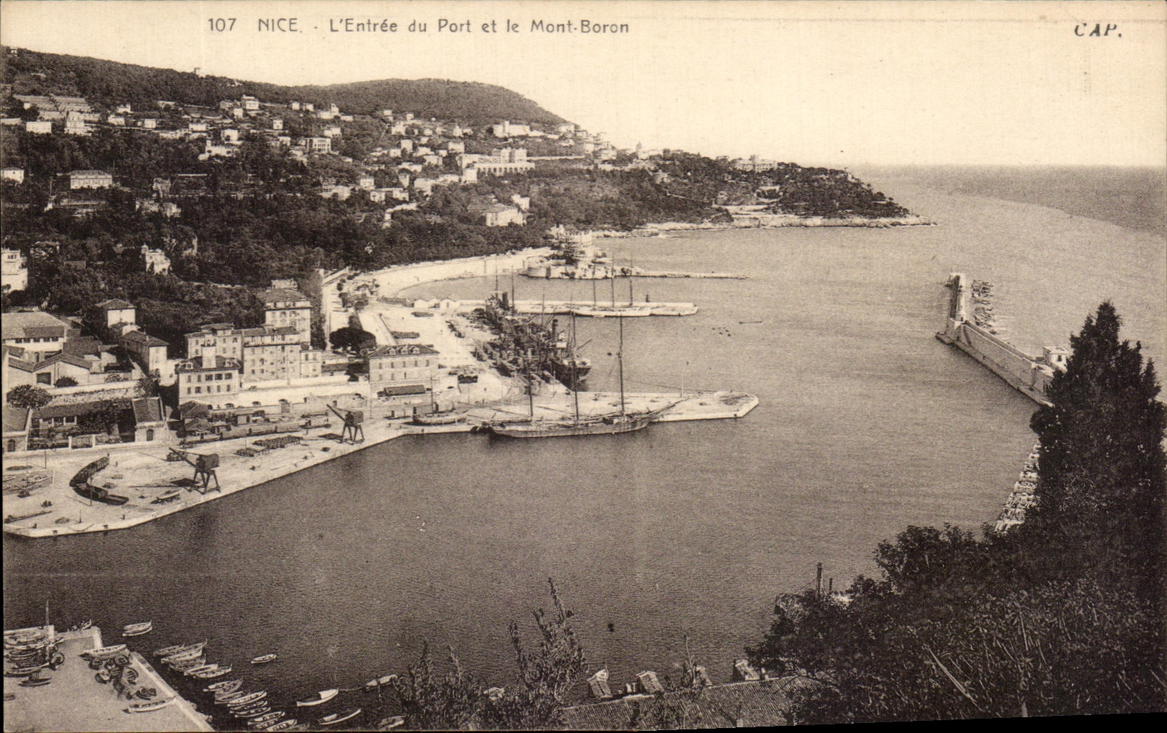 CPA Nice L'Entree du Port et le Mont Boron Bateaux