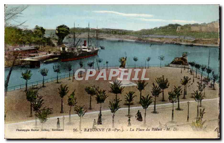CPA Bayonne La Place du Reduit Bateau