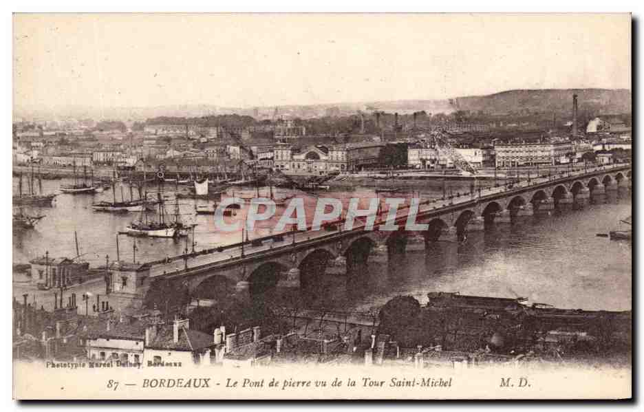 CPA Bordeaux Le Pont de Pierre vu de la Tour Saint Michel Bateaux