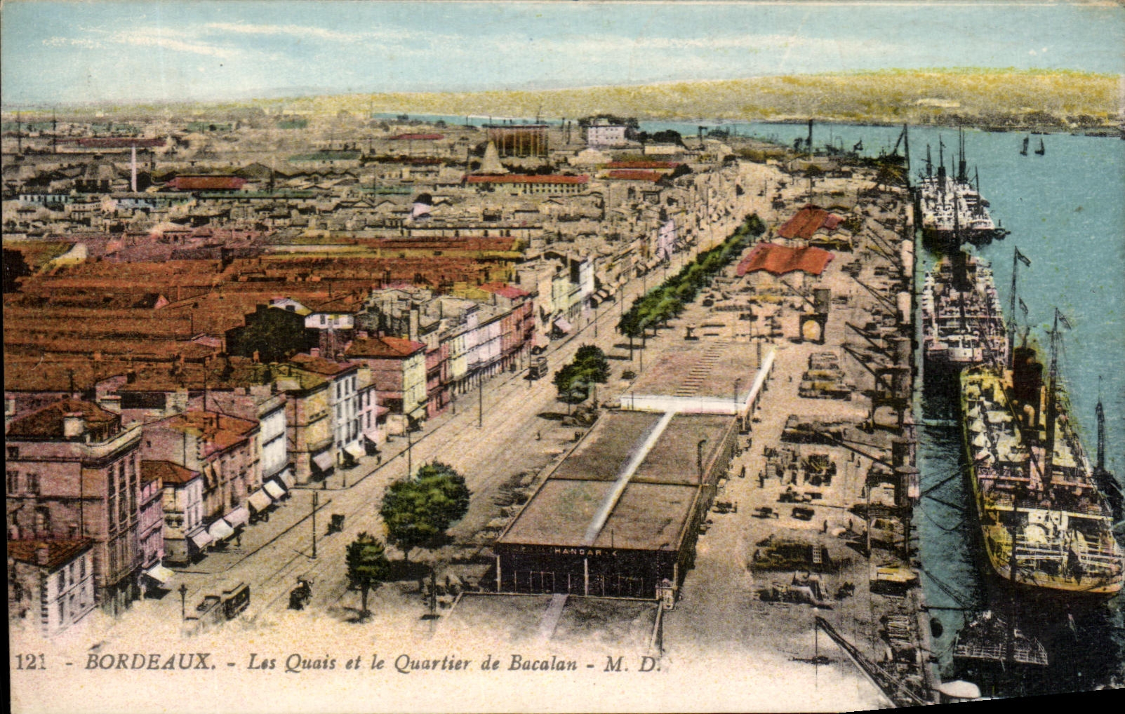 CPA Bordeaux Les Quais et le Quartier de Bacalan Bateaux