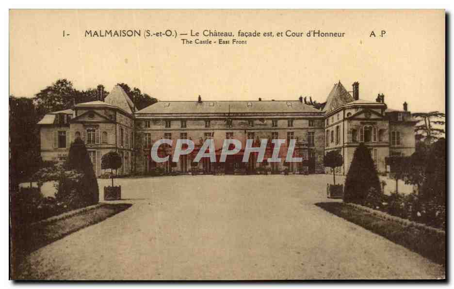 CPA Malmaison Le Chateau facade est et Cour d'honneur 