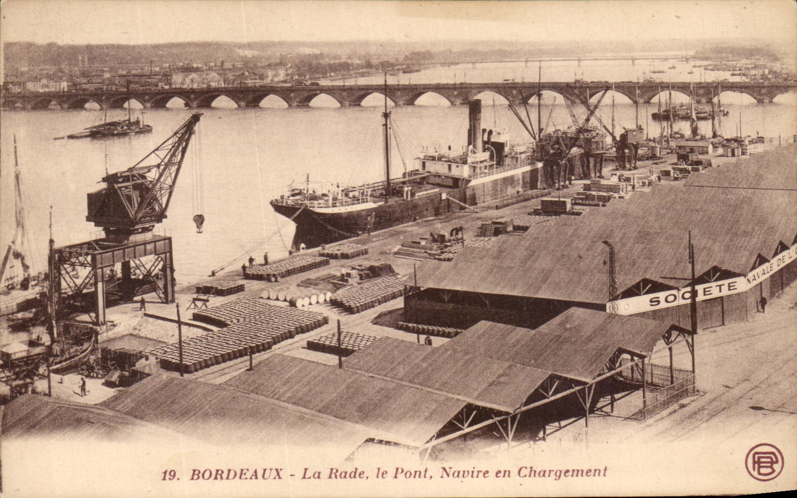 CPA Bordeaux La Rade le Pont Navire en Chargement Bateau