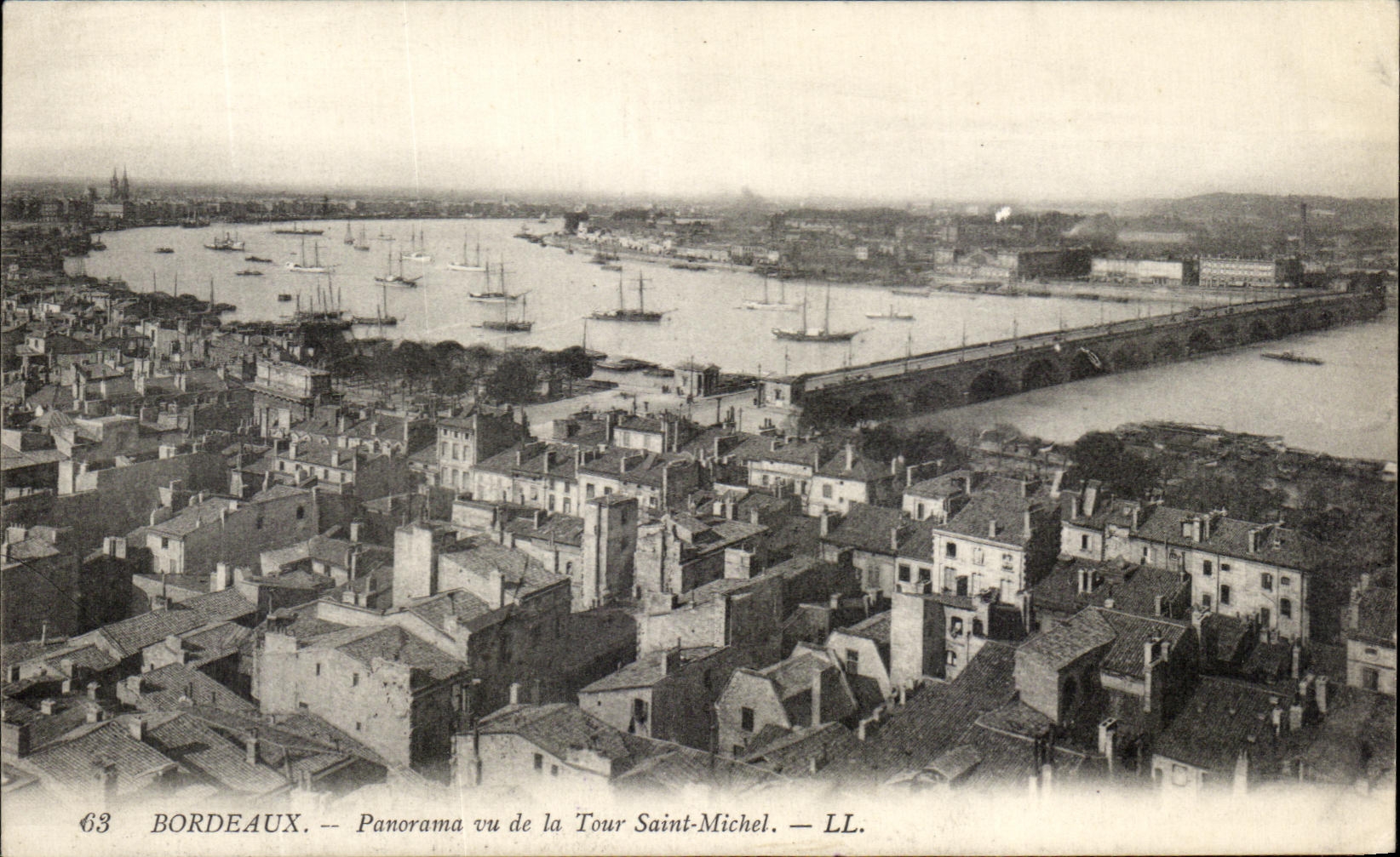 CPA Bordeaux Panorama vu de la Tour Saint Michel Bateaux