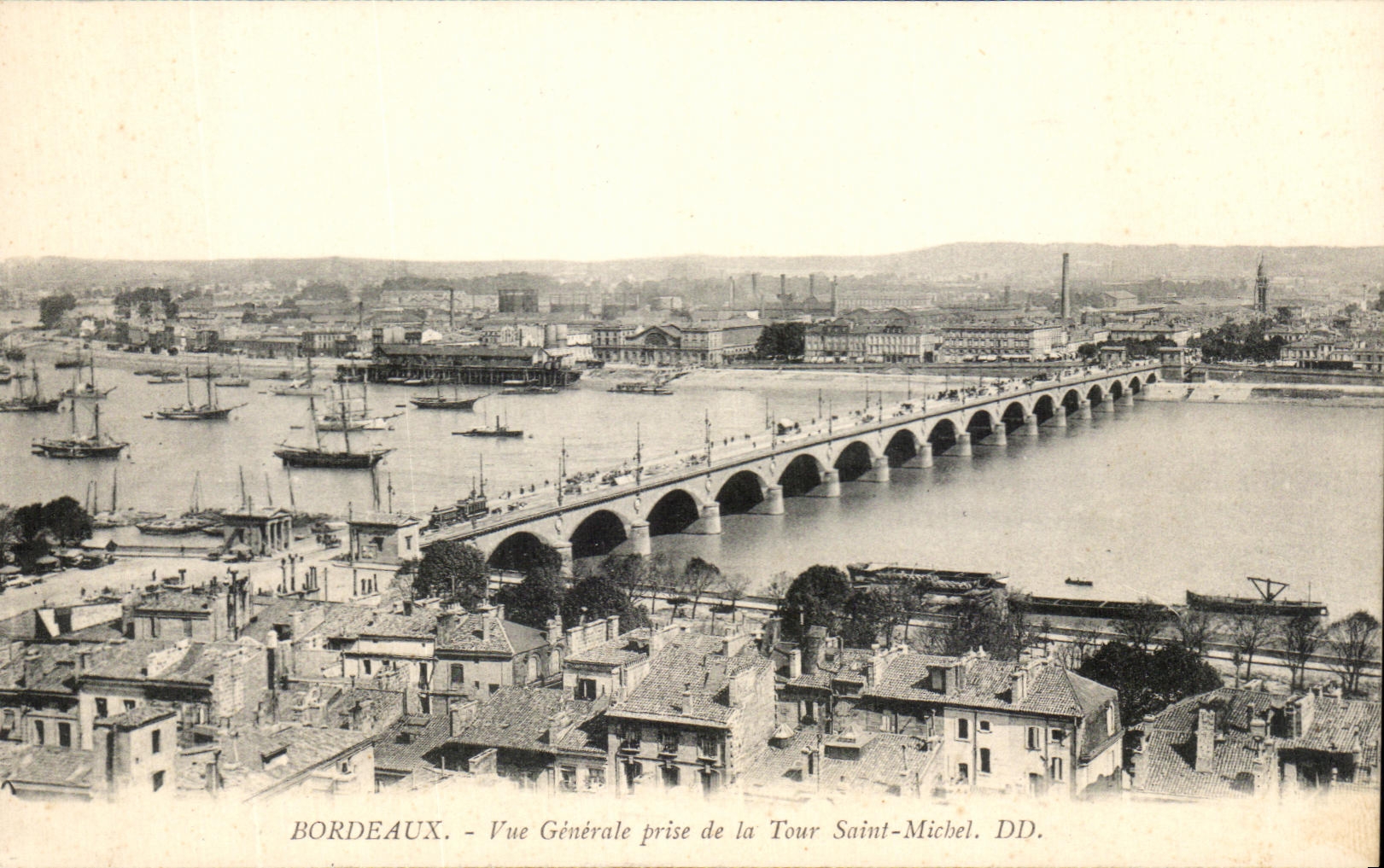 CPA Bordeaux Vue Generale prise de la Tour Saint Michel Bateaux