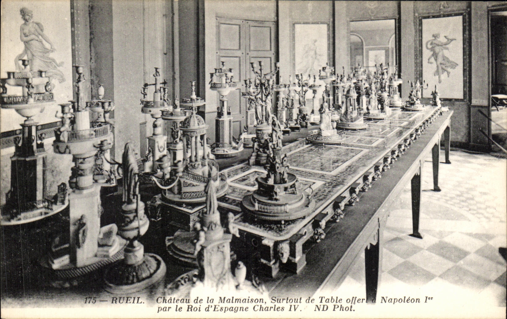 CPA Rueil Chateau de la Malmaison Surtout de table offert a Napoleon 1er par le roi d'Espagne Charles IV