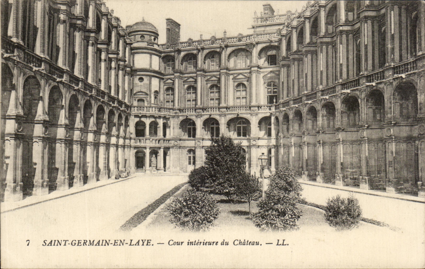 Saint-Germain-en-Laye — Cour intérieure du Château — LL.