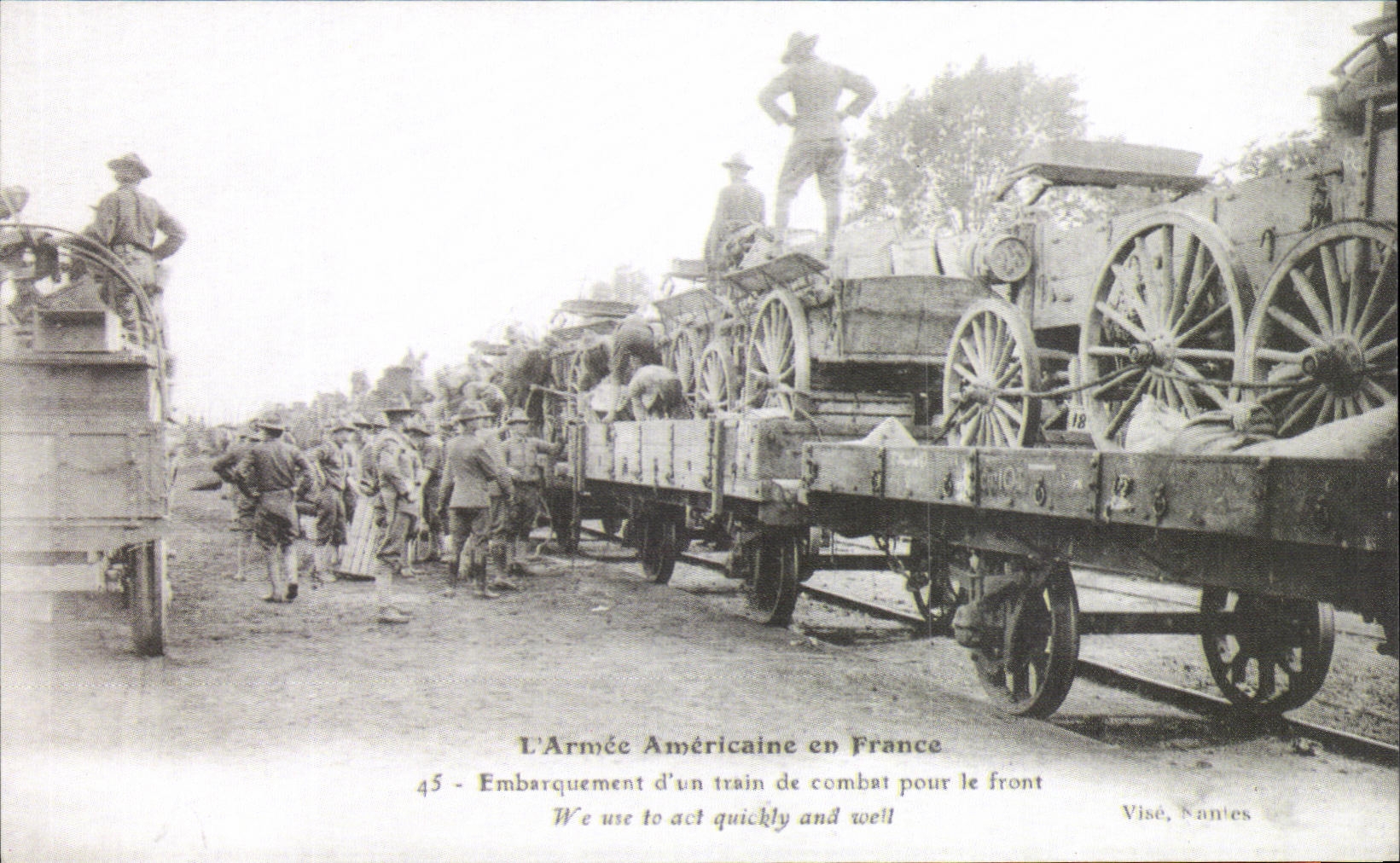 CPA L'Armee Americaine En France Embarquement d'Vn Train De Combat Pour Le Front