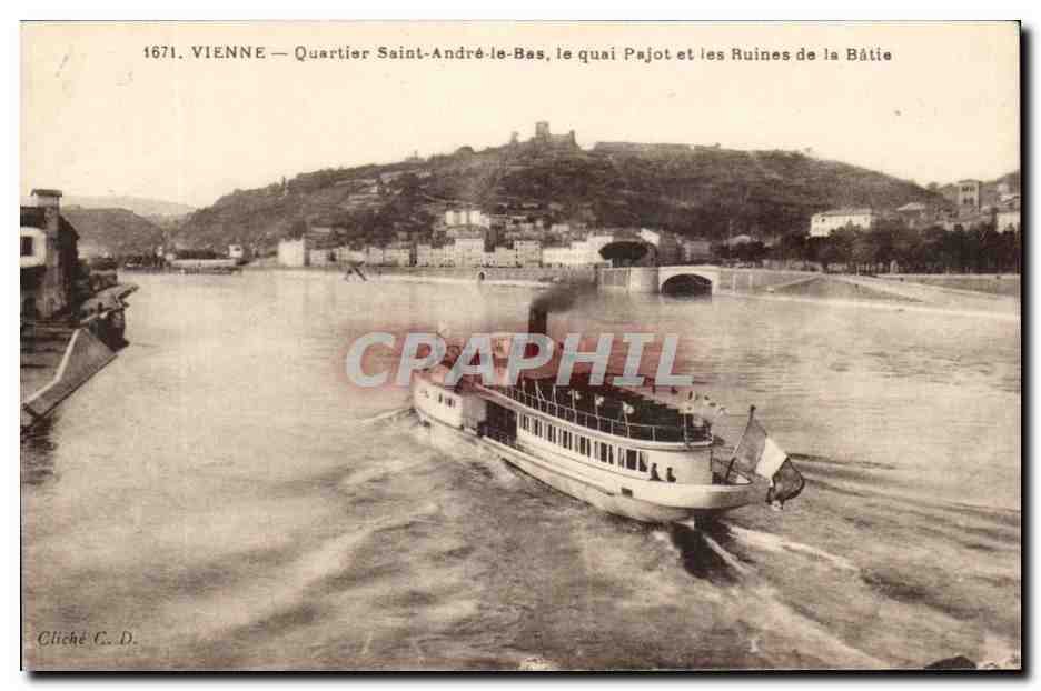 CPA Vienne Wuartier Saint Andre le Bas le quai Pajot et les Ruines de la Batie Bateau