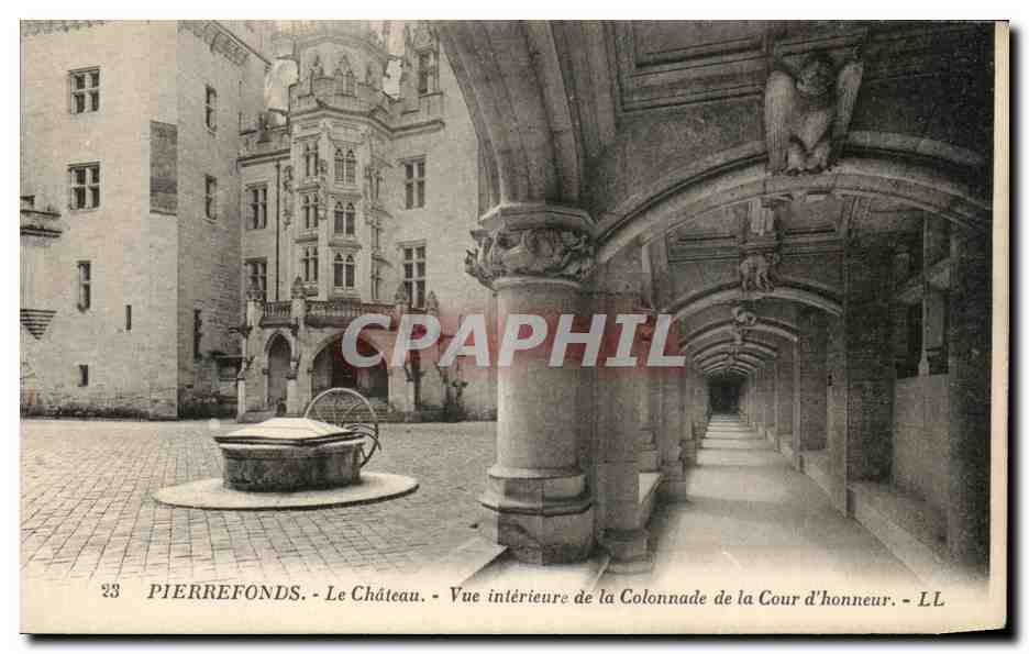 Pierrefonds - Le Château - Vue intérieure de la Colonnade de la Cour d'honneur - LL