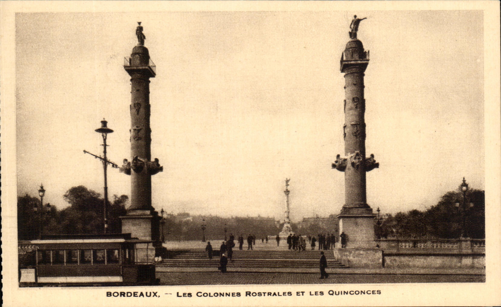 CPA Bordeaux Les Colonnes Rostrales Et les Quinconces