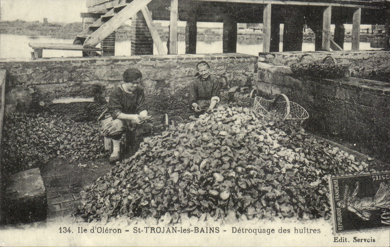 Ile d'Oléron - St-Trojan-les-Bains - Détroquage des huîtres — Edit. Servois