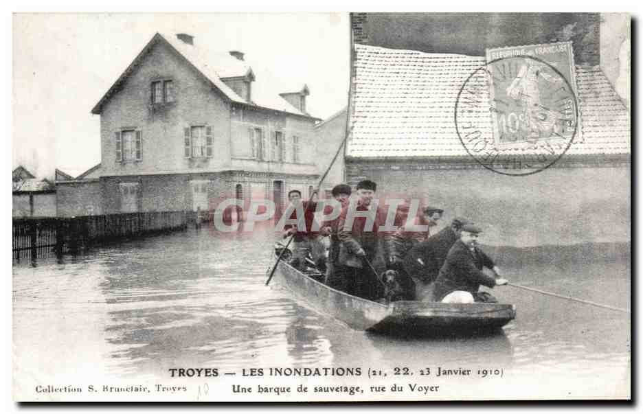 Troyes — Les inondations — Une barque de sauvetage, rue du Voyer — Collection S. Brunelair, Troyes